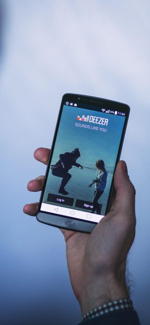 跨屏互联 App 设备列表界面，三台设备以卡片形式排列，旁边标注在线状态与信号强度，青柠绿对勾表示已完成配对